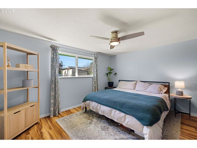 992 CANDLELIGHT Dr, Eugene, OR 97402