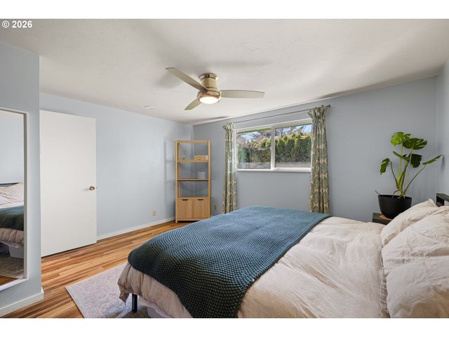 992 CANDLELIGHT Dr, Eugene, OR 97402