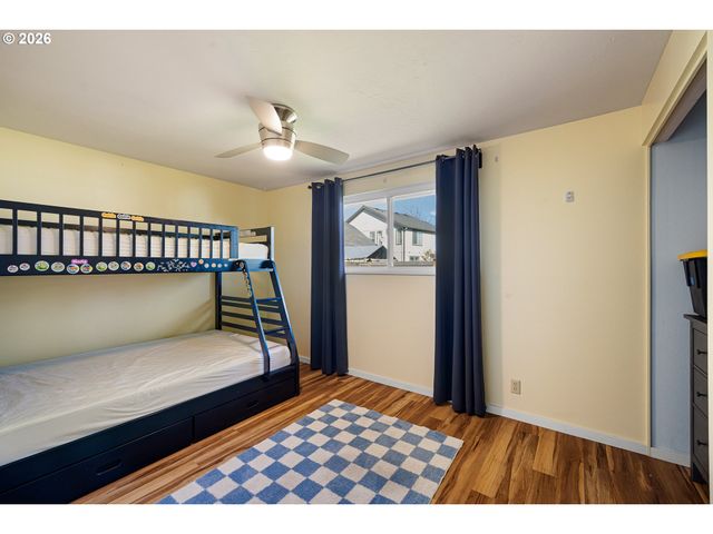 992 CANDLELIGHT Dr, Eugene, OR 97402