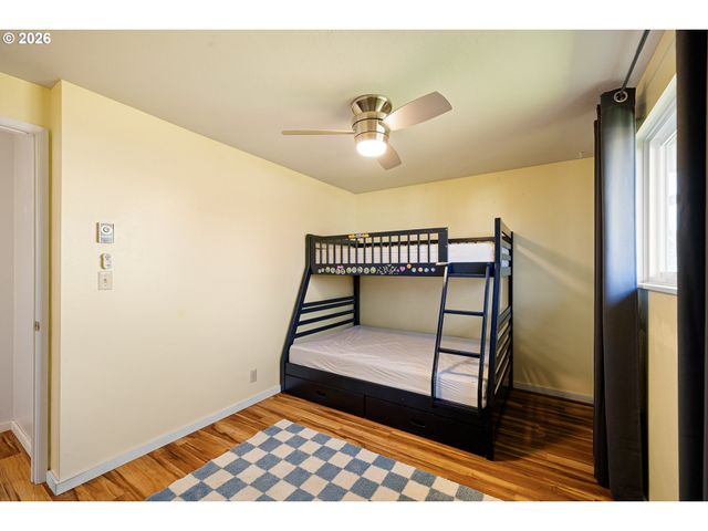 992 CANDLELIGHT Dr, Eugene, OR 97402