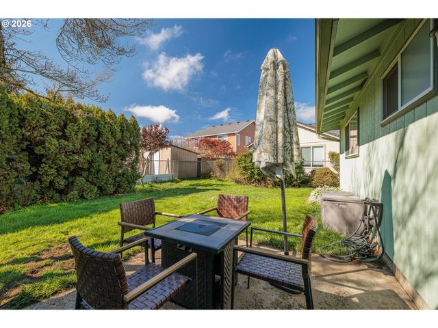 992 CANDLELIGHT Dr, Eugene, OR 97402