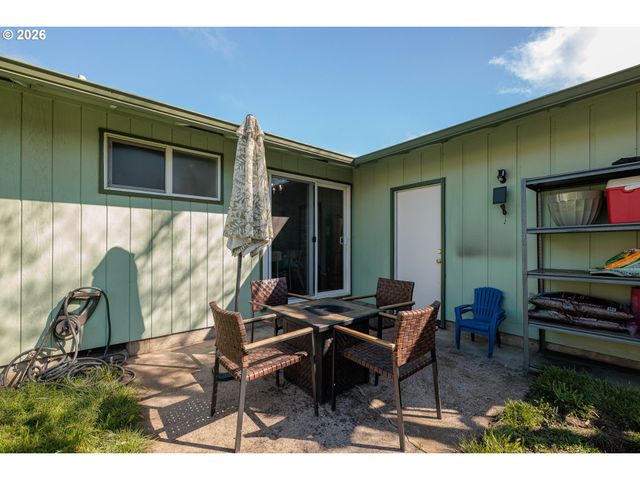 992 CANDLELIGHT Dr, Eugene, OR 97402