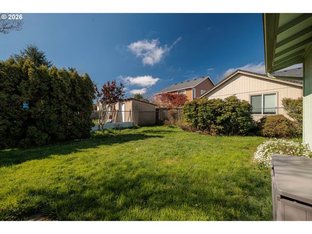 992 CANDLELIGHT Dr, Eugene, OR 97402