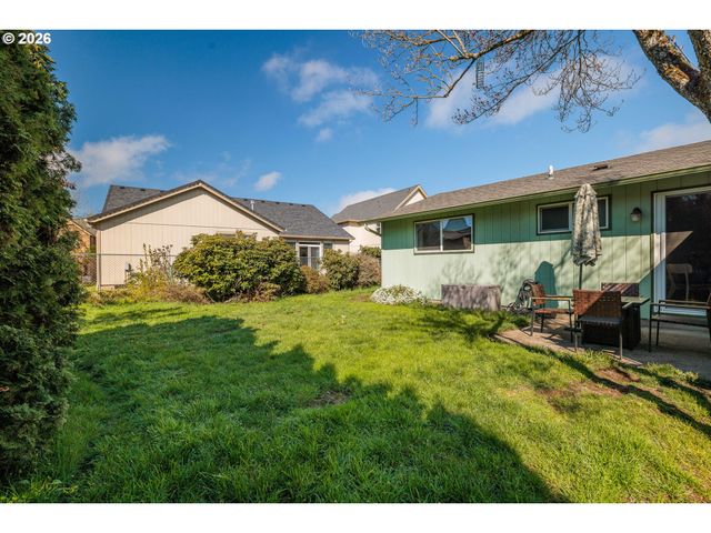 992 CANDLELIGHT Dr, Eugene, OR 97402