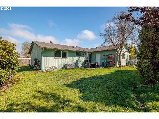 992 CANDLELIGHT Dr, Eugene, OR 97402