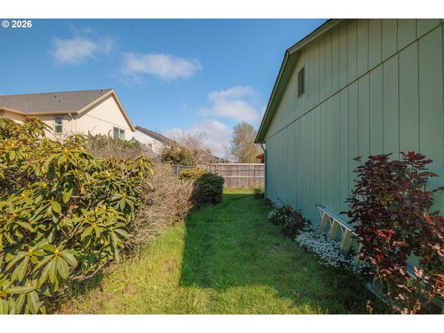 992 CANDLELIGHT Dr, Eugene, OR 97402