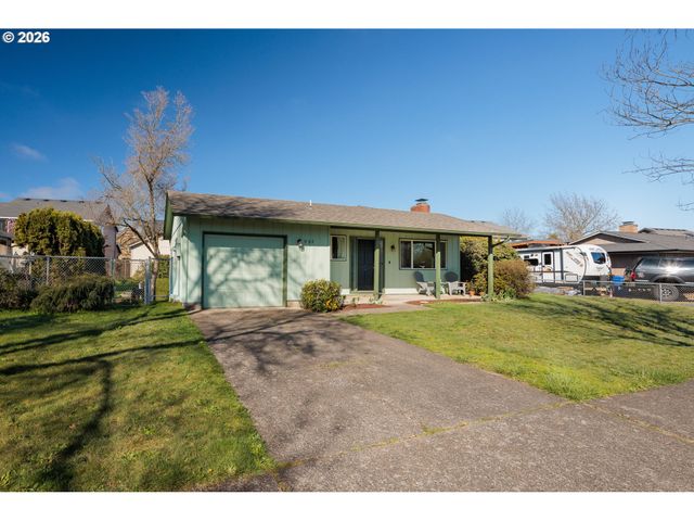 992 CANDLELIGHT Dr, Eugene, OR 97402