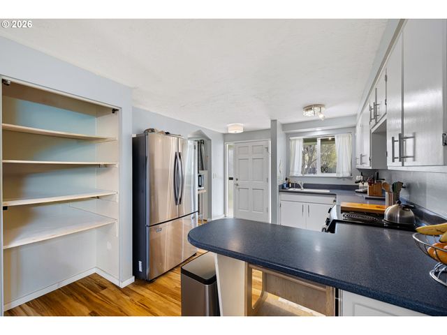 992 CANDLELIGHT Dr, Eugene, OR 97402