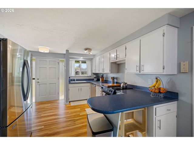 992 CANDLELIGHT Dr, Eugene, OR 97402