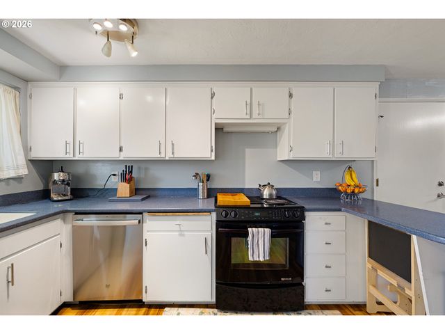 992 CANDLELIGHT Dr, Eugene, OR 97402