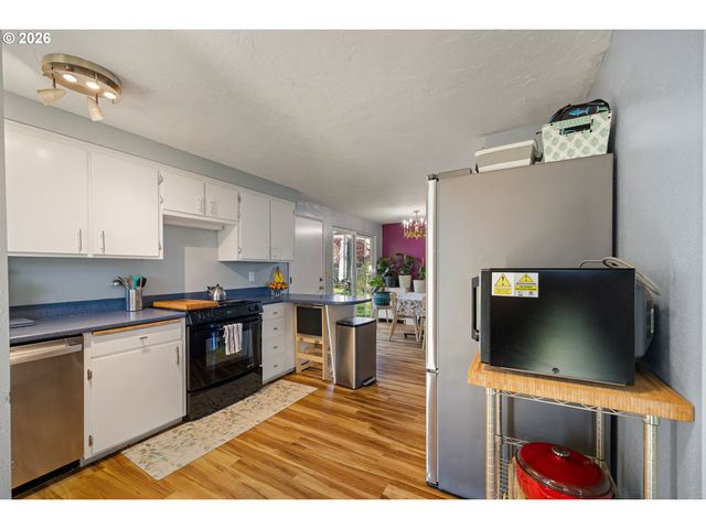 992 CANDLELIGHT Dr, Eugene, OR 97402