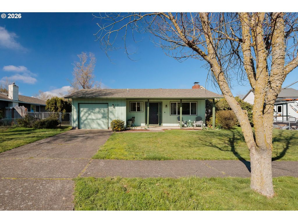 992 CANDLELIGHT Dr, Eugene, OR 97402
