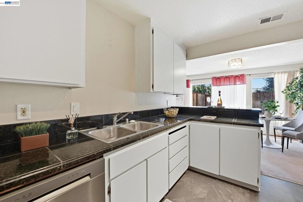 Image 12 of property listing at 27773 Pistachio Ct, Hayward, CA 94544