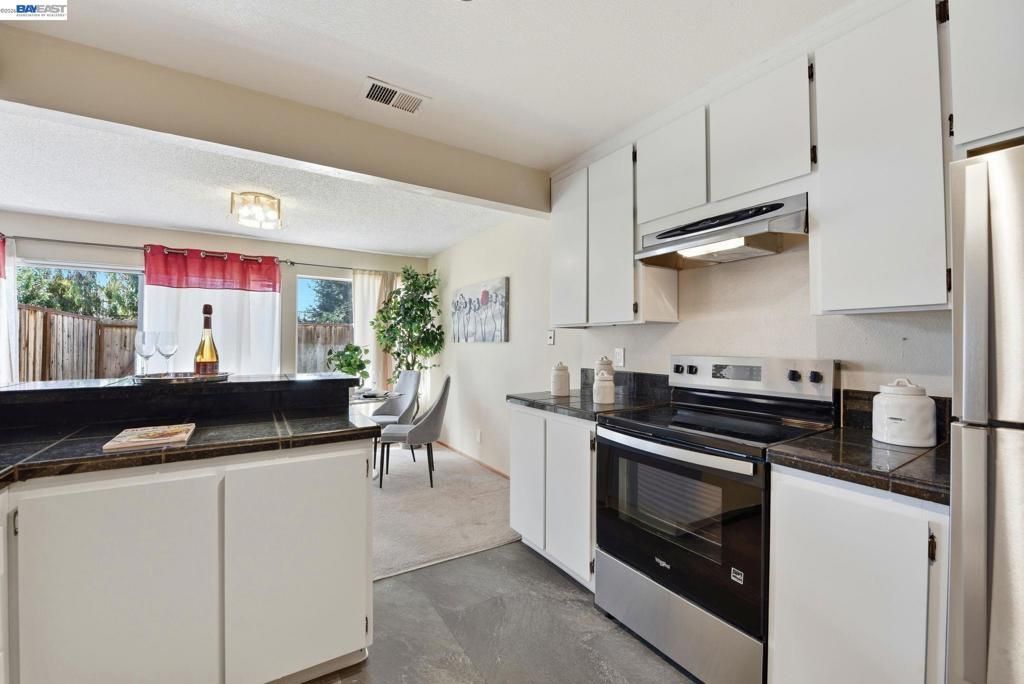Image 14 of property listing at 27773 Pistachio Ct, Hayward, CA 94544