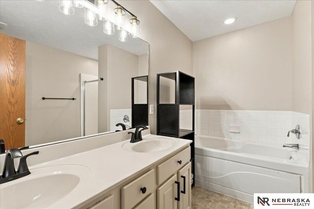 5115 S 194th Avenue, Omaha, NE 68135