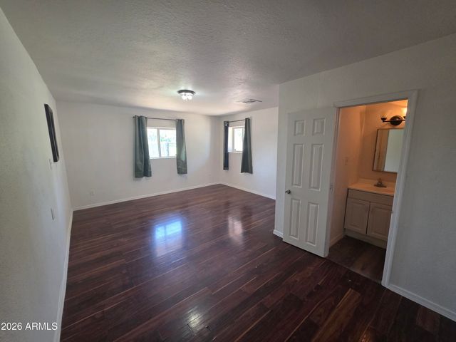 5841 W MACKENZIE Drive, Phoenix, AZ 85031