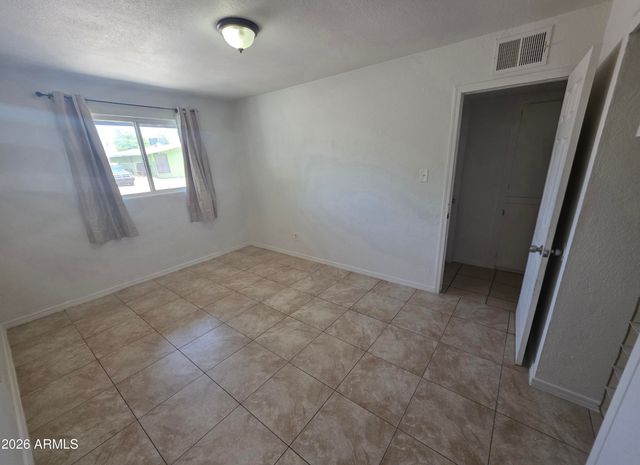 5841 W MACKENZIE Drive, Phoenix, AZ 85031