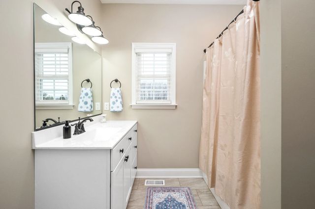 2531 HERMITAGE RD, Waynesboro, VA 22980