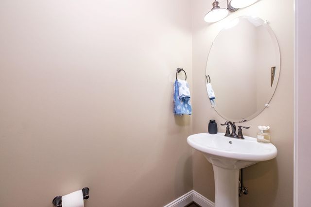 2531 HERMITAGE RD, Waynesboro, VA 22980