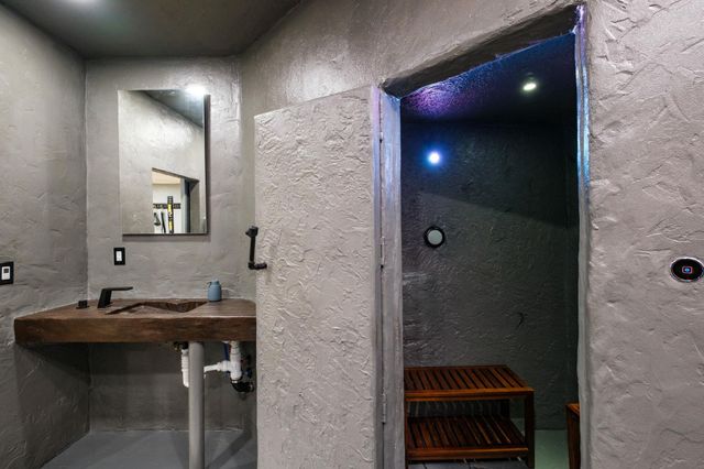 2531 HERMITAGE RD, Waynesboro, VA 22980