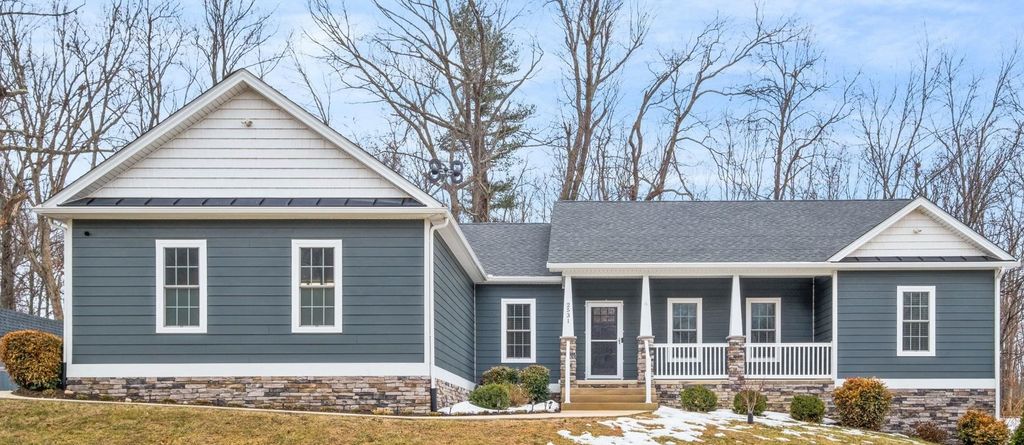 2531 HERMITAGE RD, Waynesboro, VA 22980