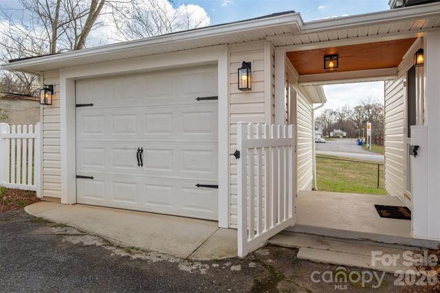 411 W Sycamore Street, Lincolnton, NC 28092