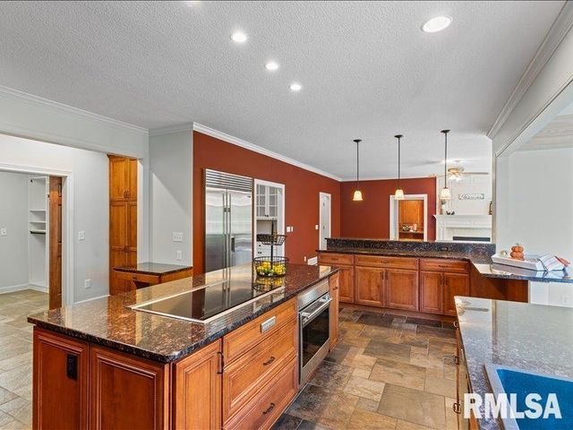 6800 Ridges Court, Bettendorf, IA 52722