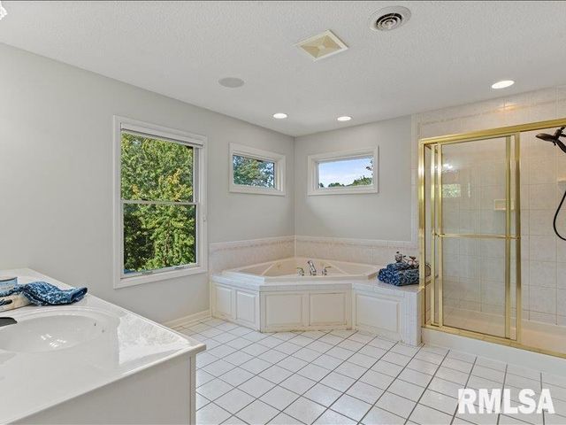 6800 Ridges Court, Bettendorf, IA 52722