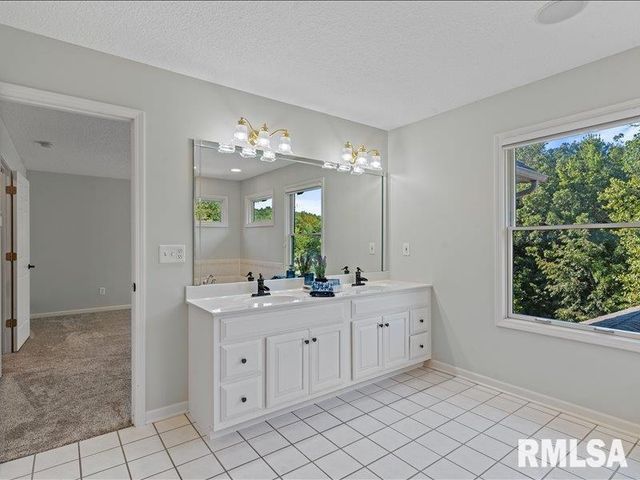 6800 Ridges Court, Bettendorf, IA 52722