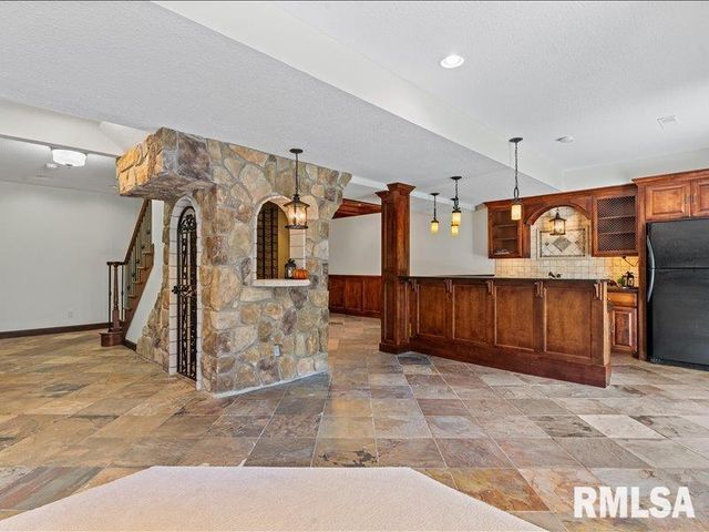 6800 Ridges Court, Bettendorf, IA 52722