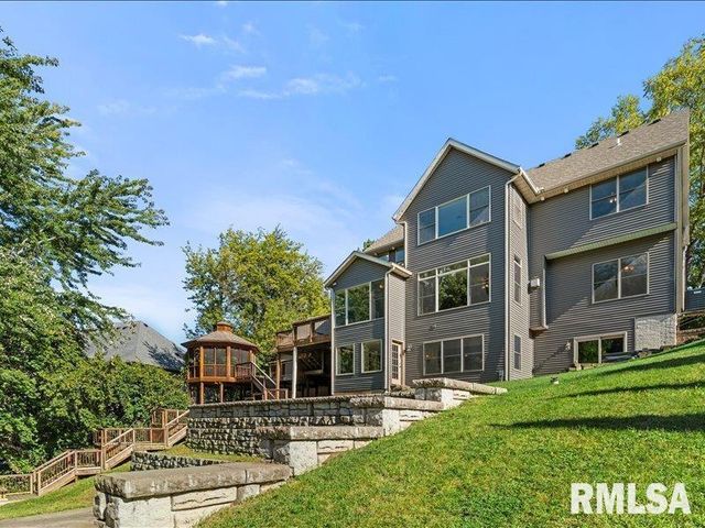 6800 Ridges Court, Bettendorf, IA 52722