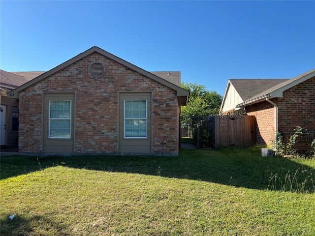311 Navarro Lane, Grand Prairie, TX 75052