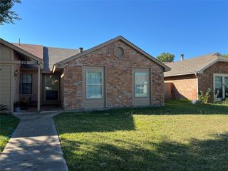 311 Navarro Lane, Grand Prairie, TX 75052