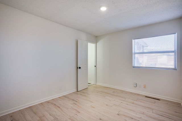 538 N Summitlawn St, Wichita, KS 67212