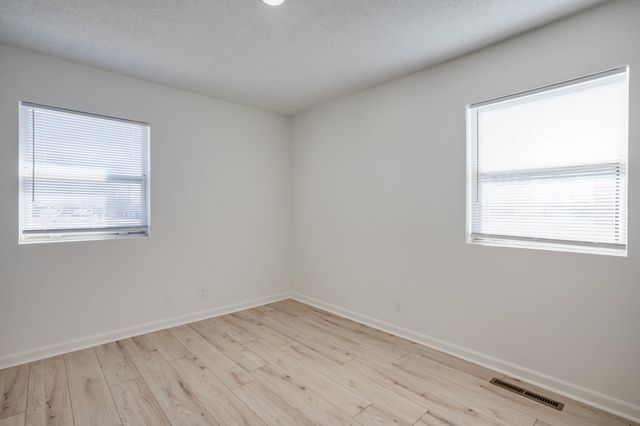 538 N Summitlawn St, Wichita, KS 67212