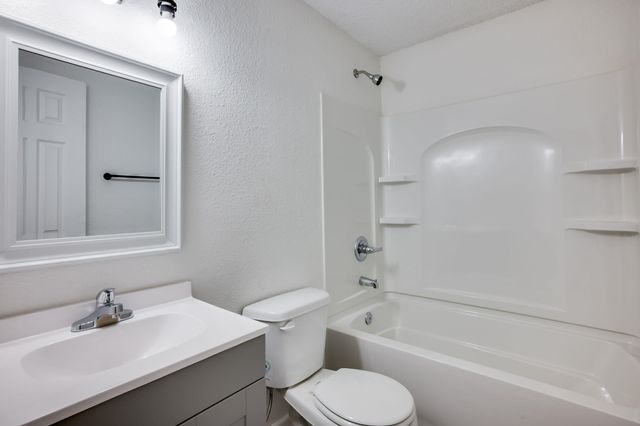 538 N Summitlawn St, Wichita, KS 67212