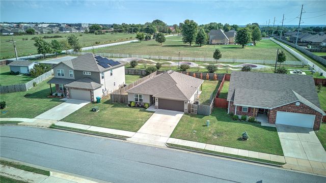 1030 Meadowridge Drive, Centerton, AR 72719