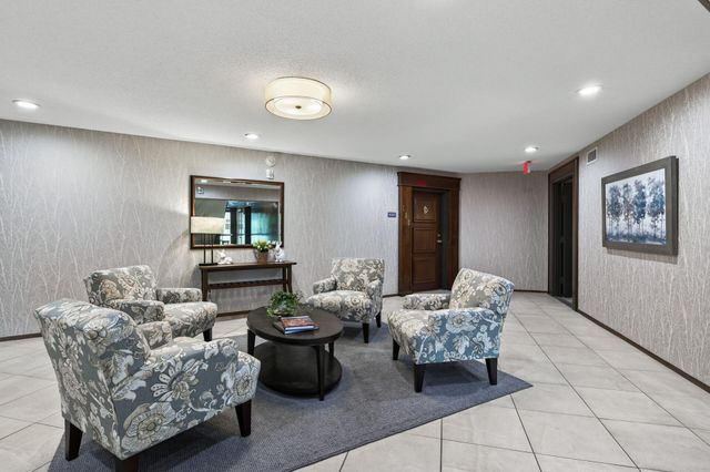 4360 Brookside Court 209, Edina, MN 55436