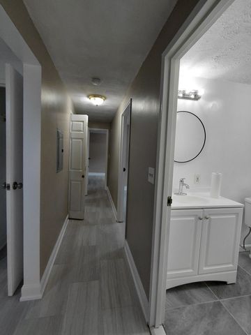 8 Walker Rd 6, North Andover, MA 01845