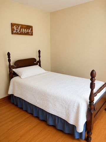 351 Hartford Ave E, Uxbridge, MA 01569