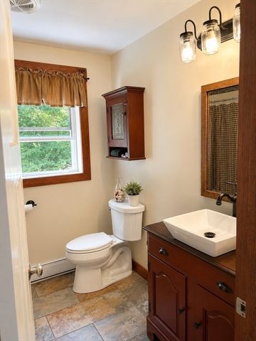 351 Hartford Ave E, Uxbridge, MA 01569
