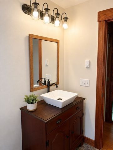 351 Hartford Ave E, Uxbridge, MA 01569
