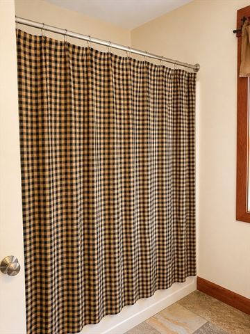 351 Hartford Ave E, Uxbridge, MA 01569