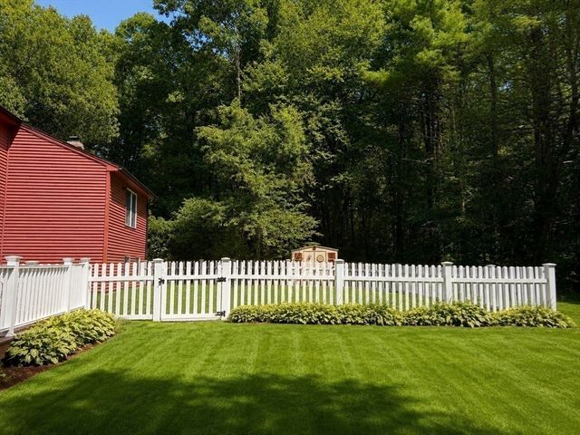 351 Hartford Ave E, Uxbridge, MA 01569