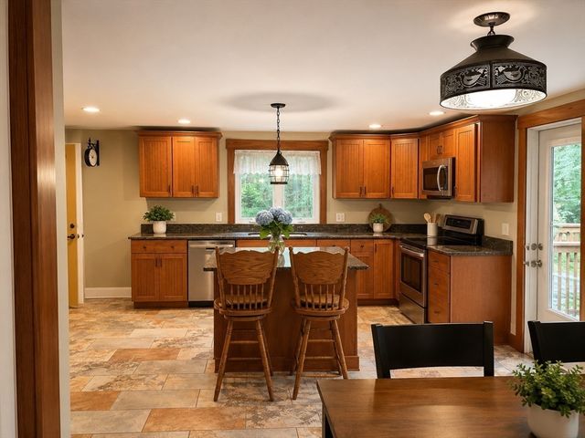 351 Hartford Ave E, Uxbridge, MA 01569