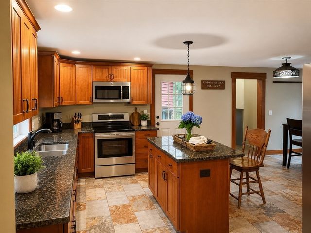 351 Hartford Ave E, Uxbridge, MA 01569