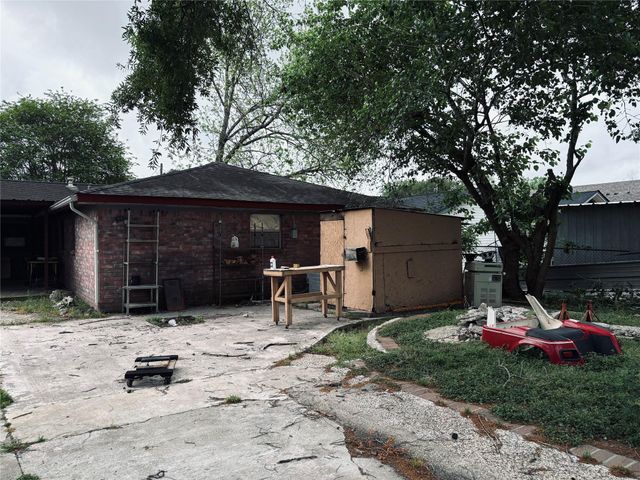 415 Zinn Drive, Crosby, TX 77532