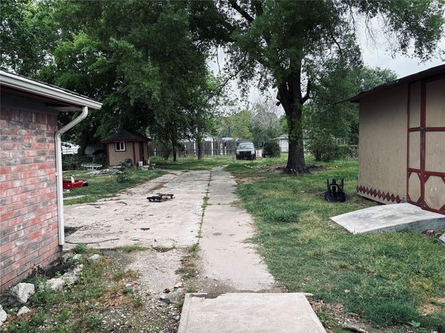 415 Zinn Drive, Crosby, TX 77532