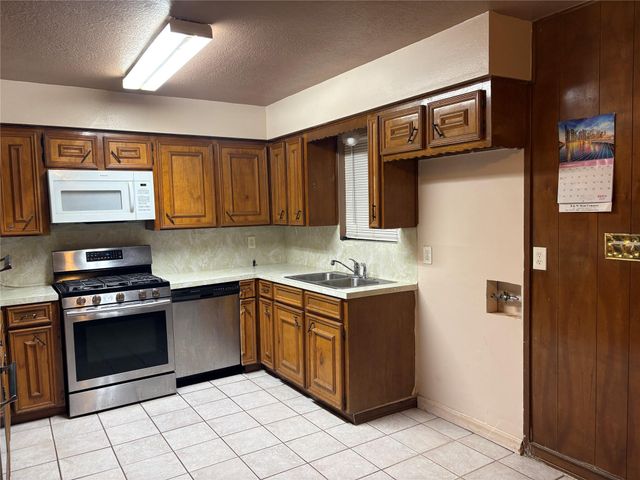 415 Zinn Drive, Crosby, TX 77532