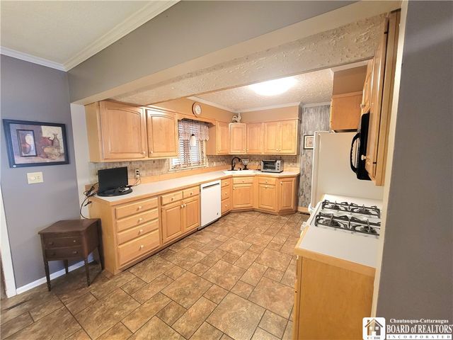 28 Laurie Lane, Jamestown, NY 14701